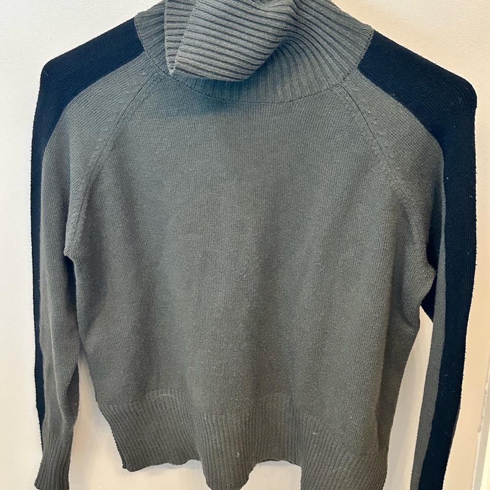 Theo & Spence Turtleneck Sweater Olive Green SMALL